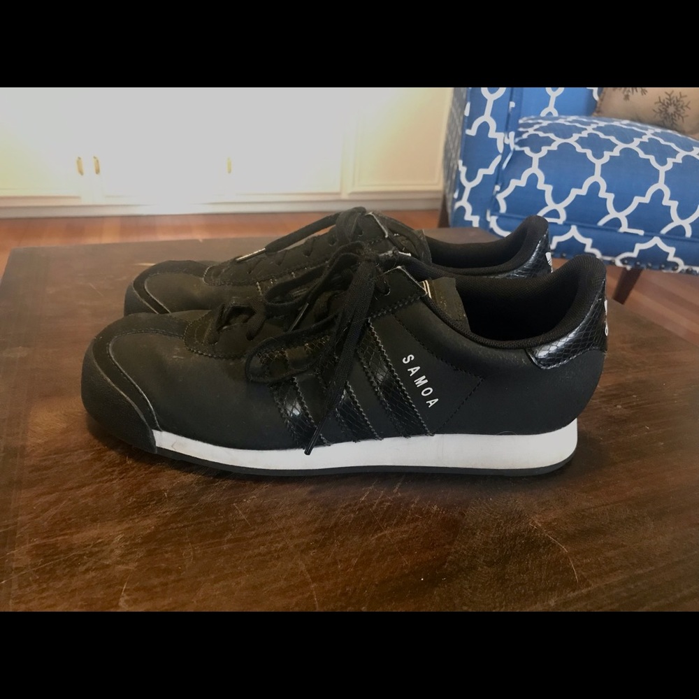 Black Adidas Somoa - sz 7